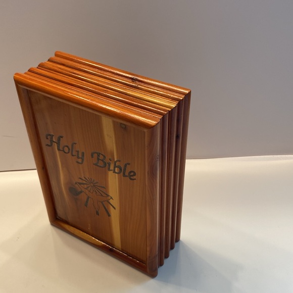 King James Version Holy Bible Dove of Peace,1991 White hardcover with Cedar box - Picture 3 of 16